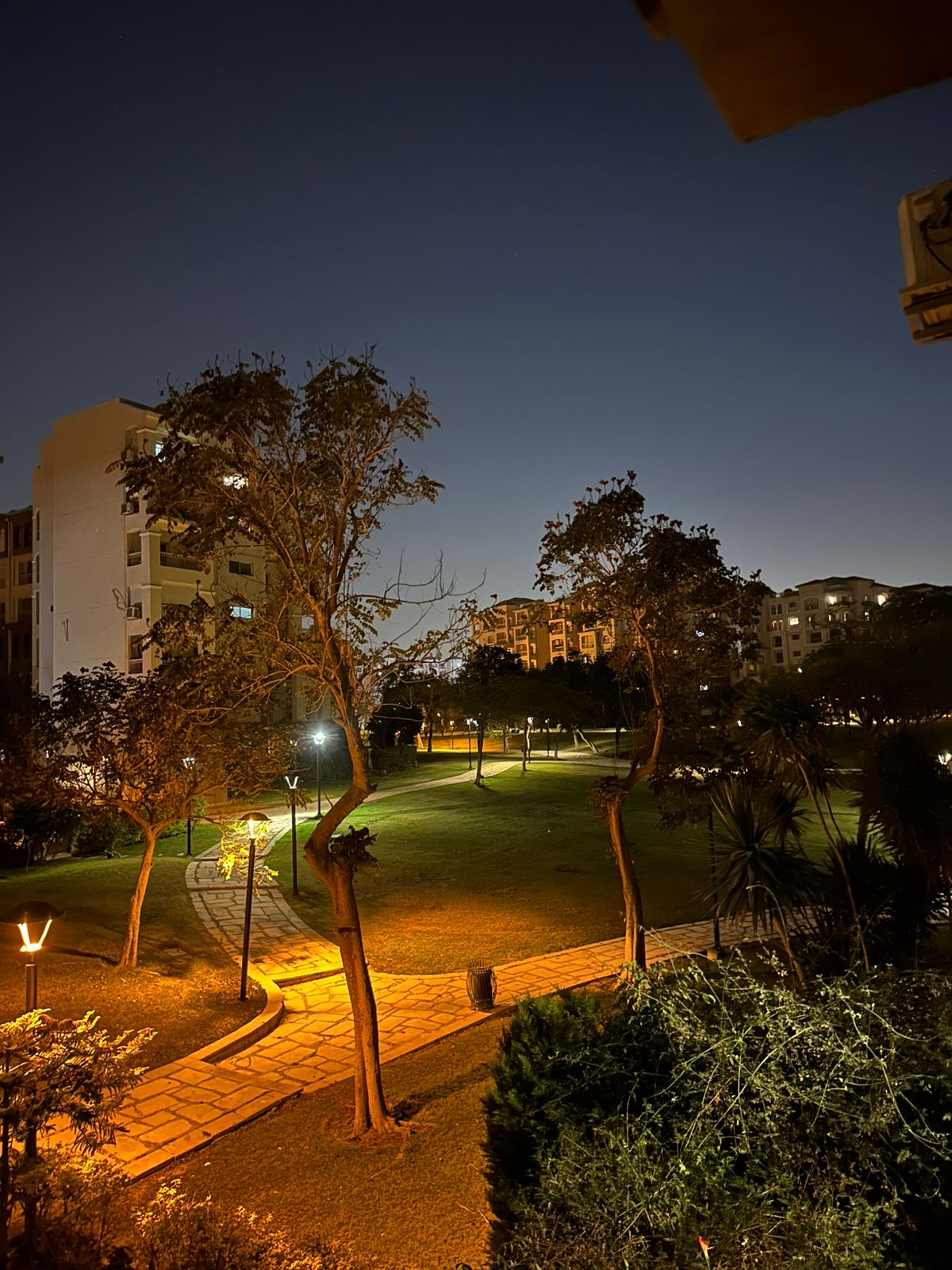 شقة في مدينتي 107 م2 للإيجار قانون جديد على حديقة كبيرة 13,000 ج 